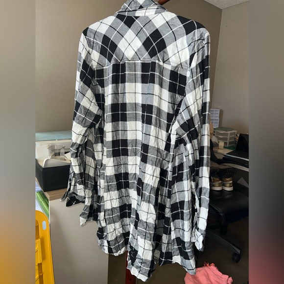 Torrid size 2 b&w plaid tunic button up - Picture 2 of 4
